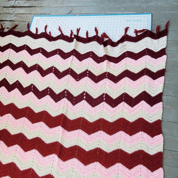 Chevron Zig Zag Crochet Afghan Blanket Throw Pink Red 65"x56" Handmade Vintage - Picture 7 of 12